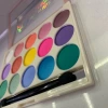 White background multi-color round high-end eyeshadow box and eyeshadow palette details Picture
